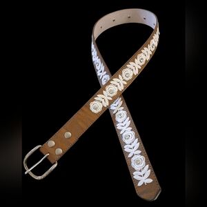 SHYANNE Brown leather belt.  Embroidered with rhinestones.  Womens. Size XL. 39"